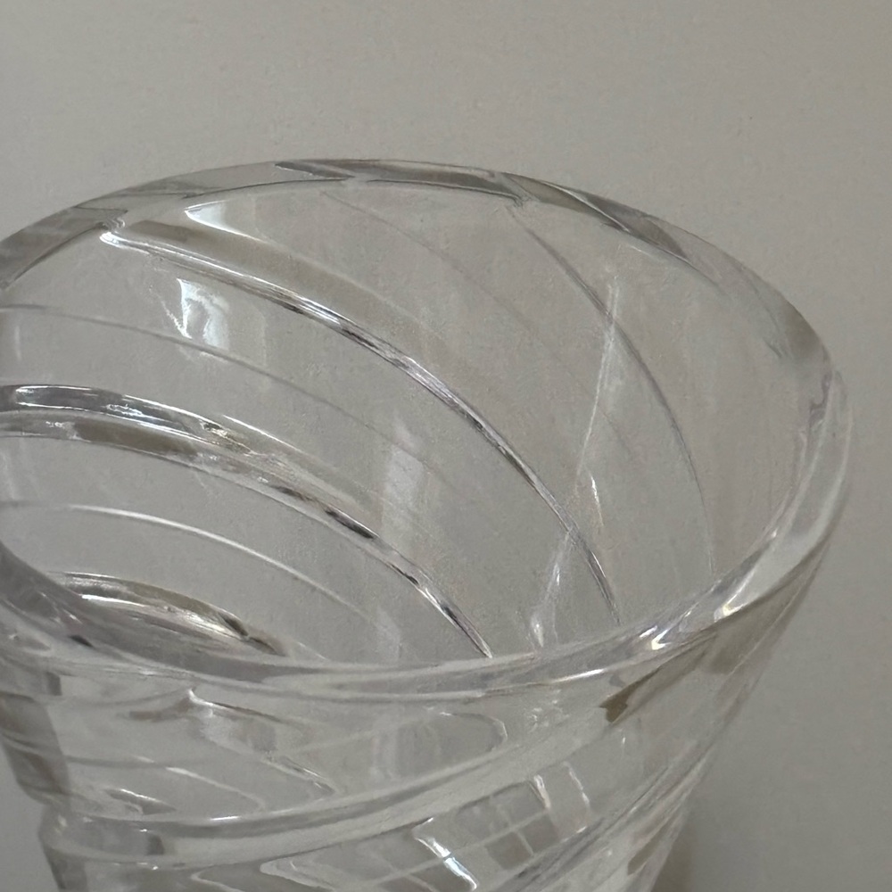 Vintage swirl crystal vase - Picture 5 of 9